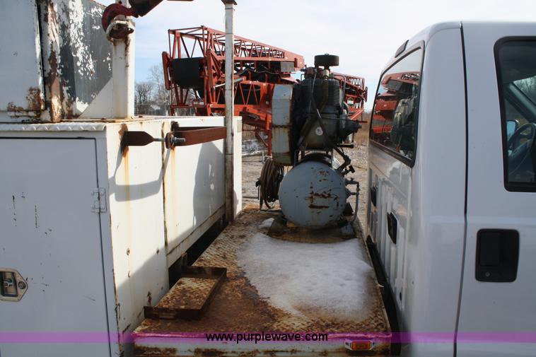 image for item 4950 2002 Ford F550 XL Super Duty utility truck