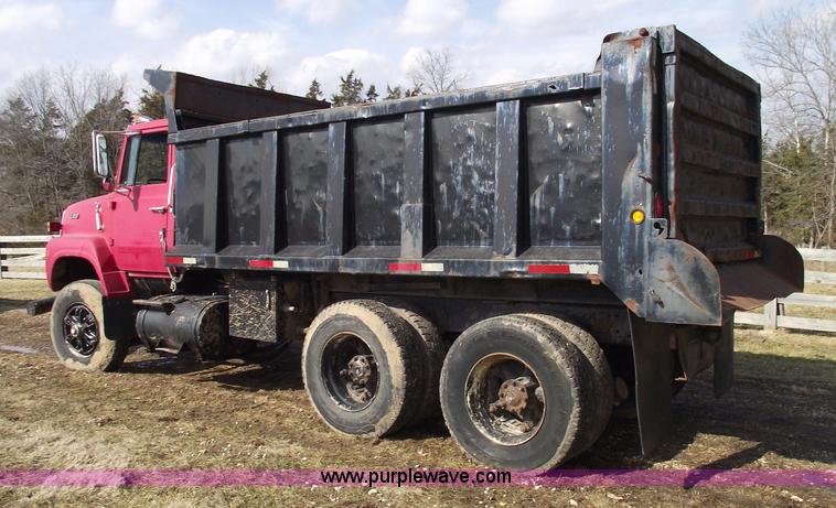 image for item 5432 1989 Ford L8000 dump truck