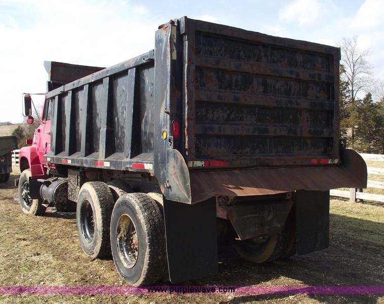 image for item 5432 1989 Ford L8000 dump truck