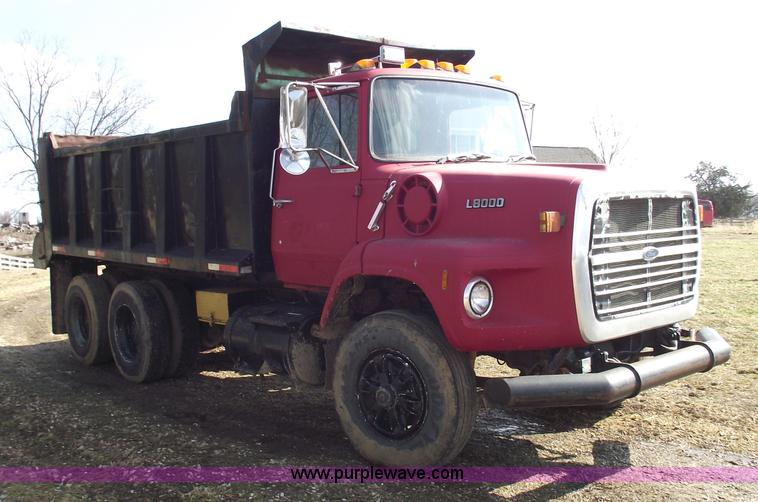 image for item 5432 1989 Ford L8000 dump truck