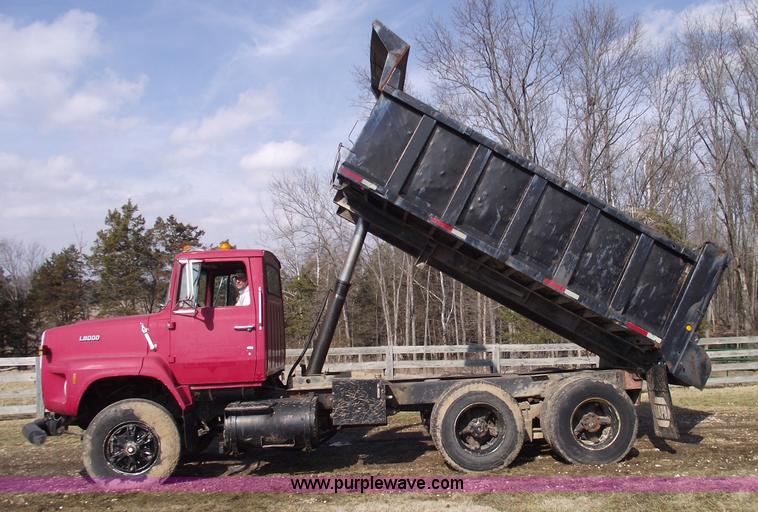 image for item 5432 1989 Ford L8000 dump truck