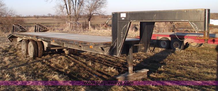 image for item 5440 1990 Show Me 30' goose neck trailer