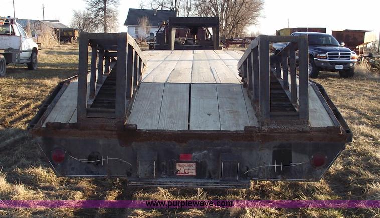 image for item 5440 1990 Show Me 30' goose neck trailer