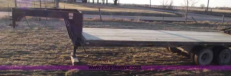image for item 5440 1990 Show Me 30' goose neck trailer