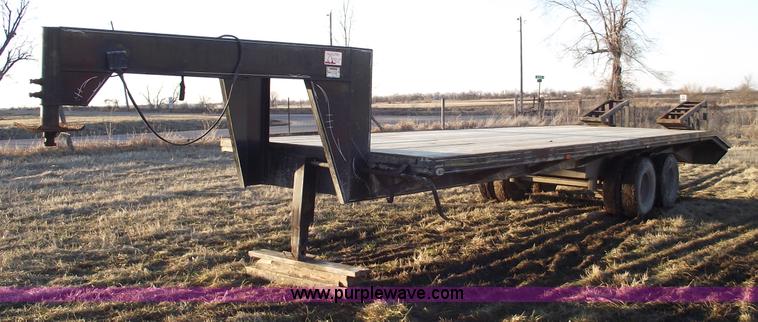 image for item 5440 1990 Show Me 30' goose neck trailer