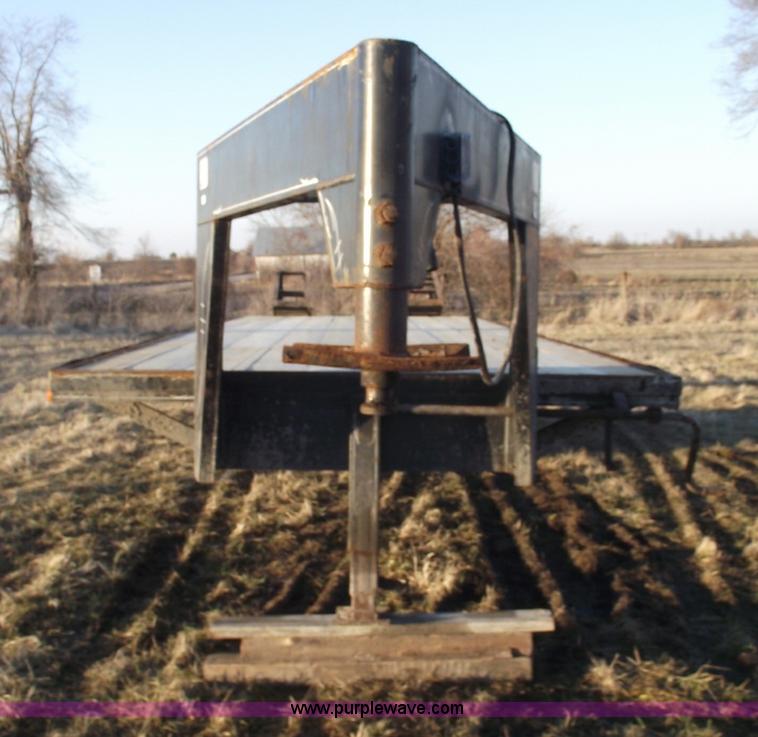 image for item 5440 1990 Show Me 30' goose neck trailer