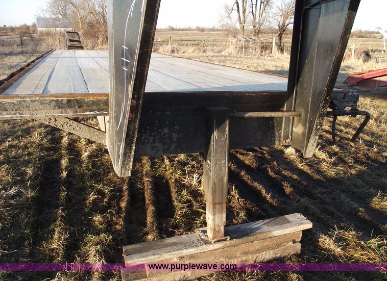 image for item 5440 1990 Show Me 30' goose neck trailer