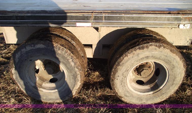 image for item 5440 1990 Show Me 30' goose neck trailer