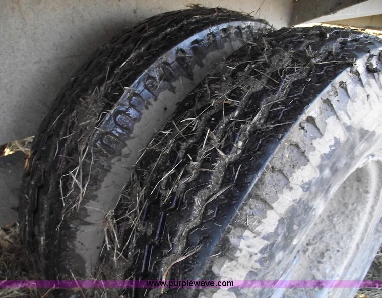 image for item 5440 1990 Show Me 30' goose neck trailer