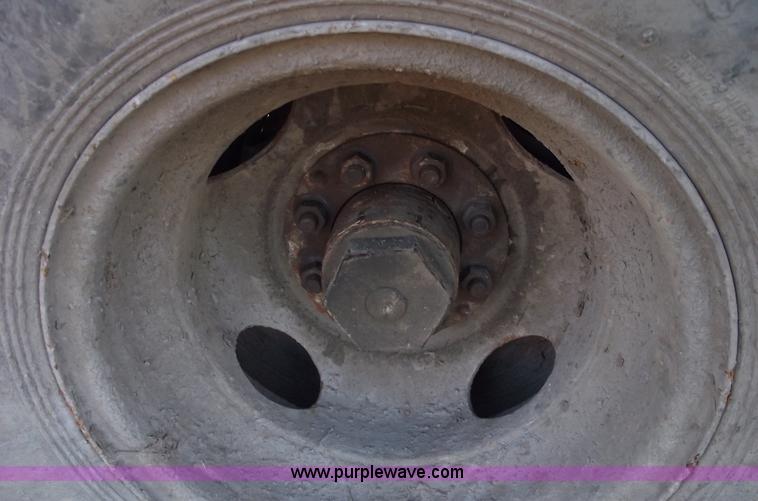 image for item 5440 1990 Show Me 30' goose neck trailer