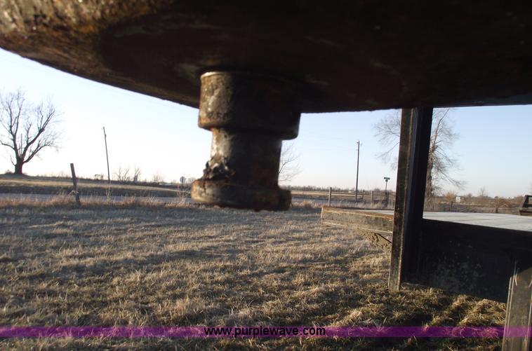 image for item 5440 1990 Show Me 30' goose neck trailer