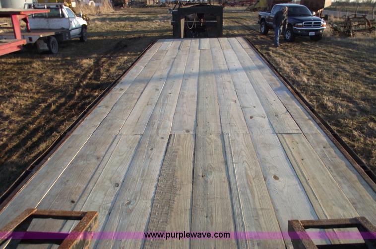 image for item 5440 1990 Show Me 30' goose neck trailer