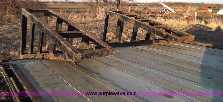 image for item 5440 1990 Show Me 30' goose neck trailer