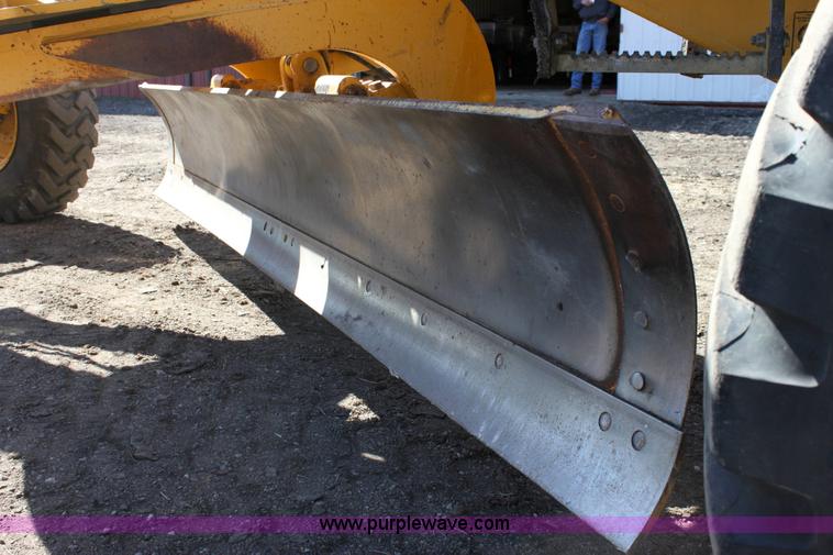 image for item 6103 1998 John Deere 770CH motor grader