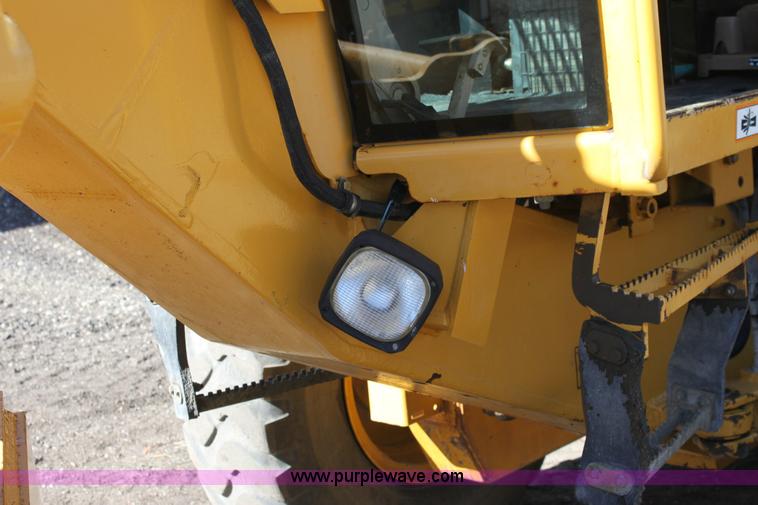 image for item 6103 1998 John Deere 770CH motor grader