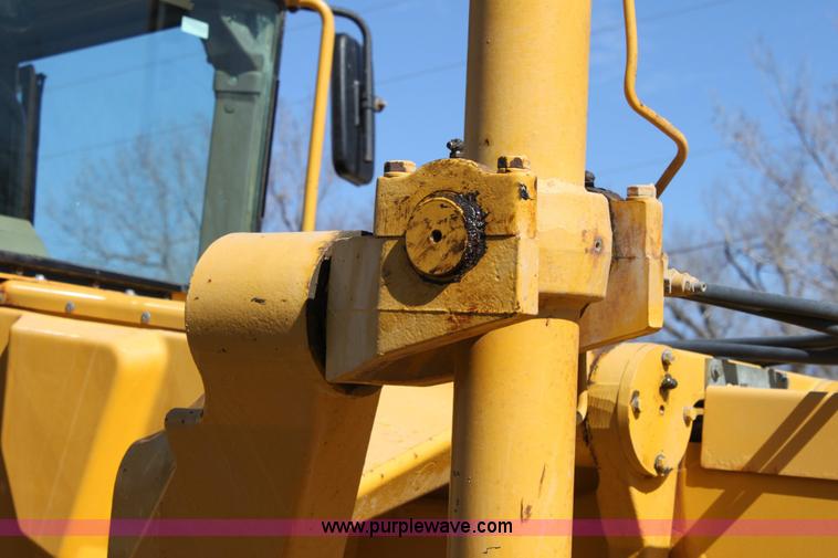 image for item 6103 1998 John Deere 770CH motor grader