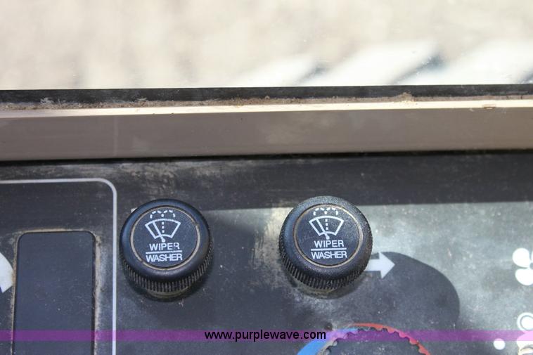 image for item 6103 1998 John Deere 770CH motor grader