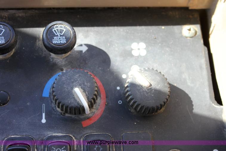 image for item 6103 1998 John Deere 770CH motor grader