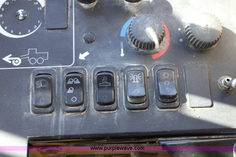 image for item 6103 1998 John Deere 770CH motor grader