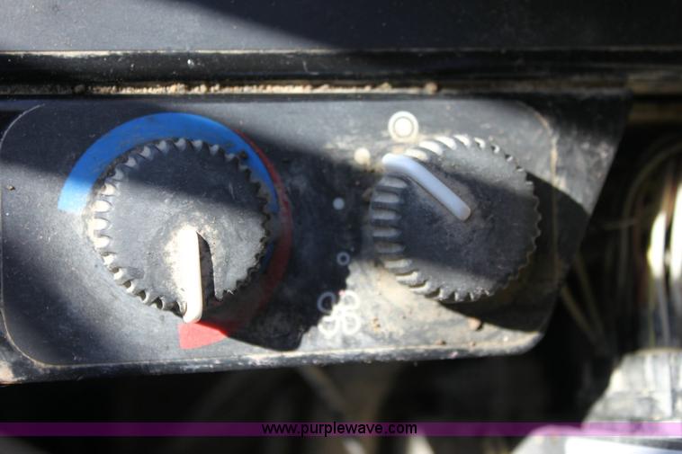 image for item 6103 1998 John Deere 770CH motor grader