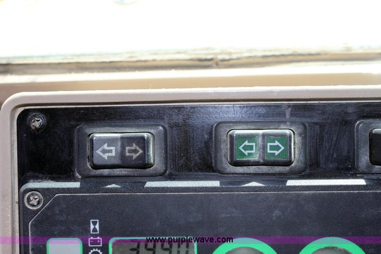 image for item 6103 1998 John Deere 770CH motor grader