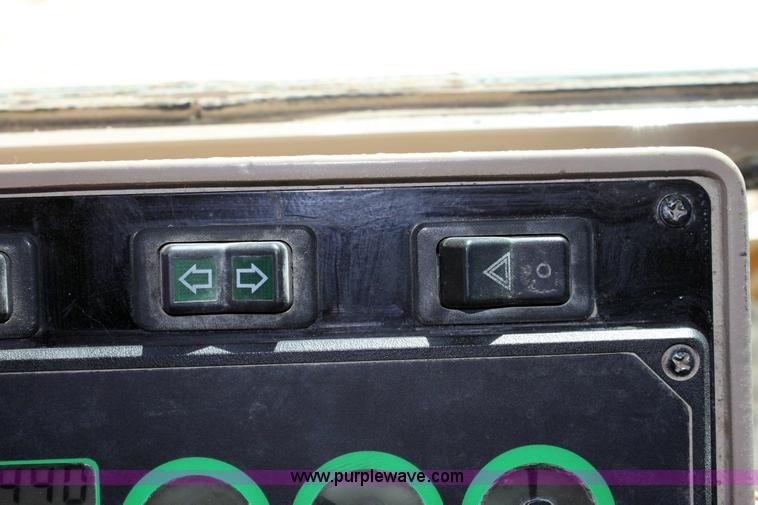 image for item 6103 1998 John Deere 770CH motor grader