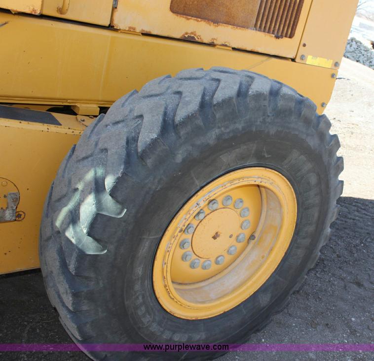 image for item 6103 1998 John Deere 770CH motor grader