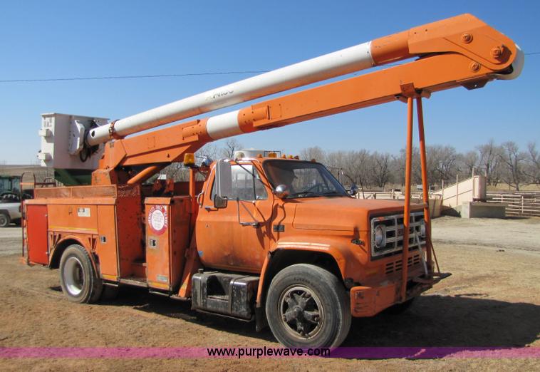 image for item 6793 1986 GMC Topkick 7000 bucket truck