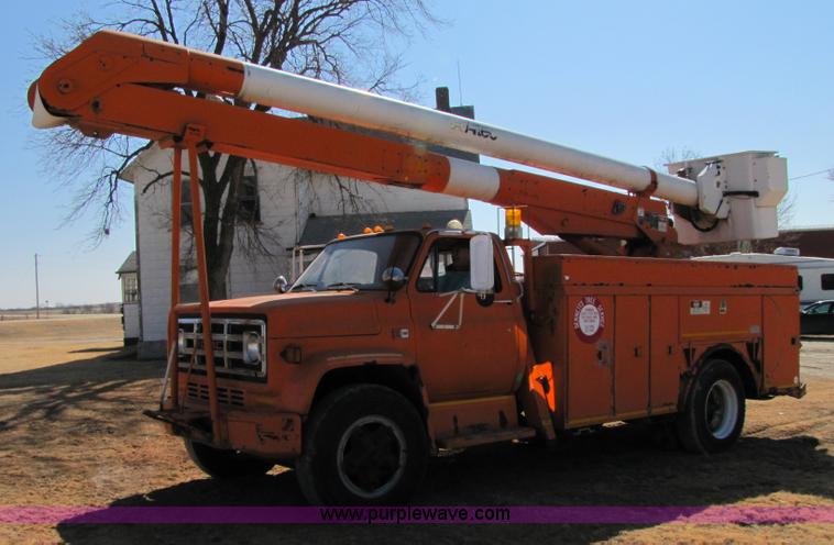 image for item 6793 1986 GMC Topkick 7000 bucket truck
