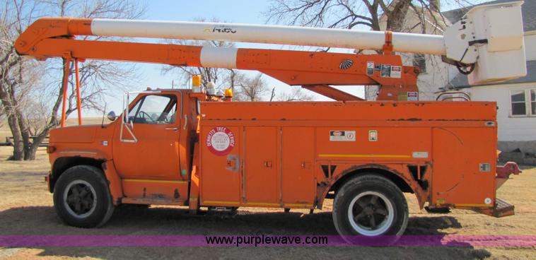image for item 6793 1986 GMC Topkick 7000 bucket truck