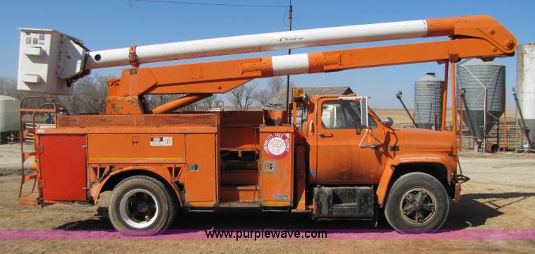 image for item 6793 1986 GMC Topkick 7000 bucket truck