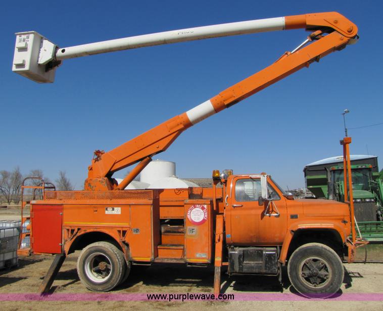 image for item 6793 1986 GMC Topkick 7000 bucket truck