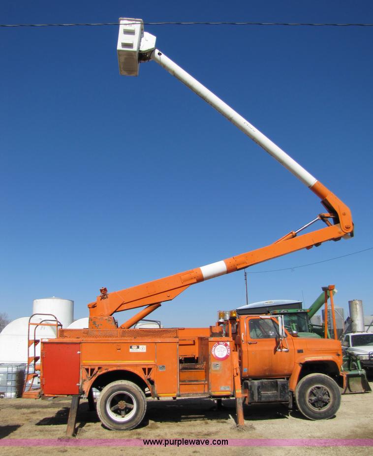 image for item 6793 1986 GMC Topkick 7000 bucket truck