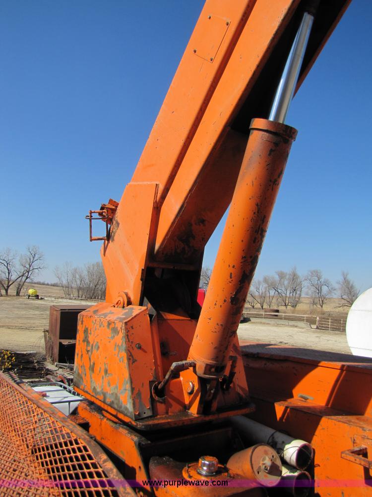 image for item 6793 1986 GMC Topkick 7000 bucket truck