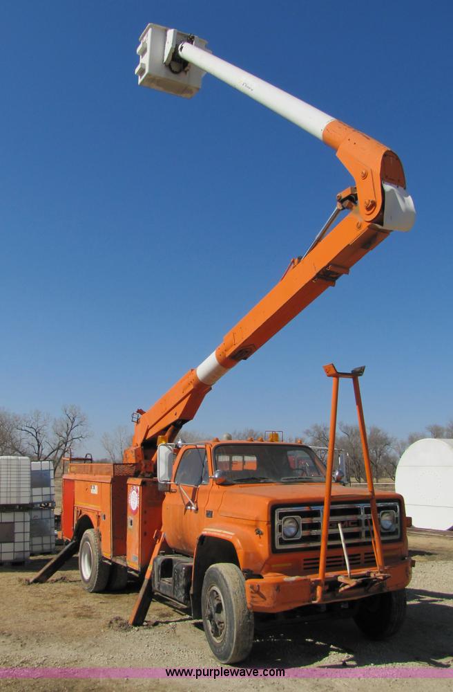 image for item 6793 1986 GMC Topkick 7000 bucket truck