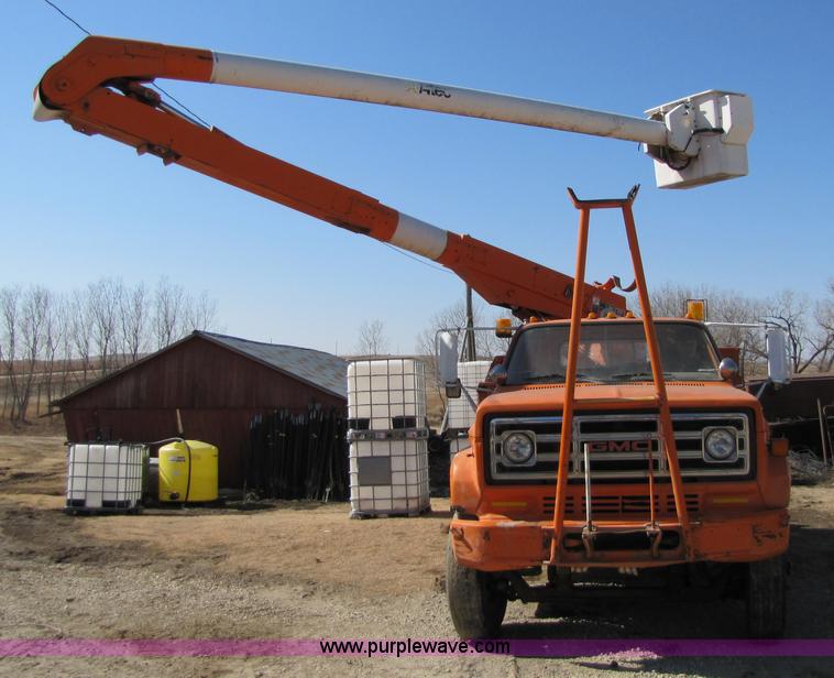 image for item 6793 1986 GMC Topkick 7000 bucket truck