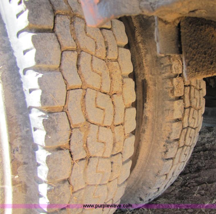 image for item 6793 1986 GMC Topkick 7000 bucket truck