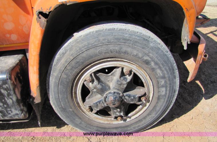 image for item 6793 1986 GMC Topkick 7000 bucket truck