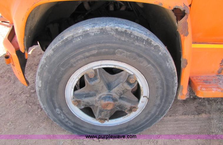 image for item 6793 1986 GMC Topkick 7000 bucket truck