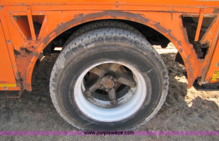 image for item 6793 1986 GMC Topkick 7000 bucket truck