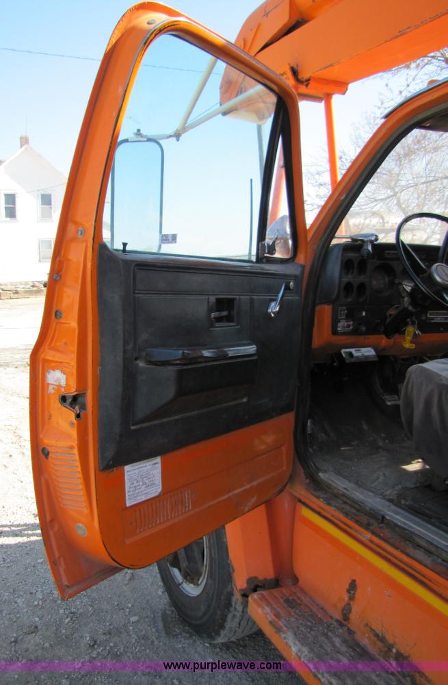 image for item 6793 1986 GMC Topkick 7000 bucket truck