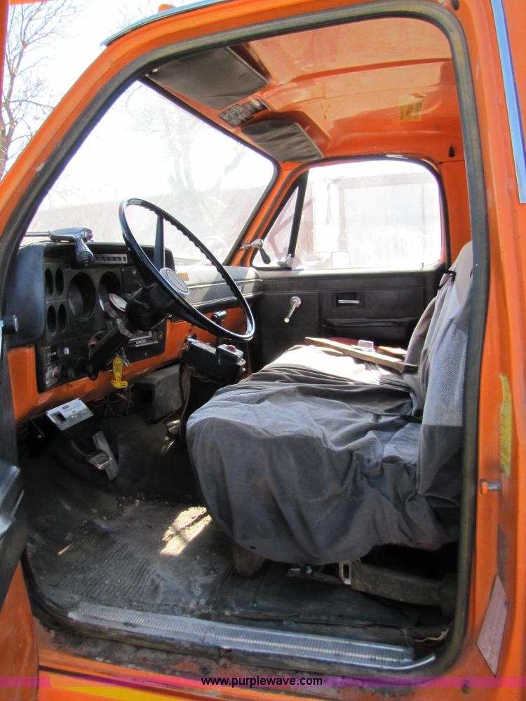 image for item 6793 1986 GMC Topkick 7000 bucket truck