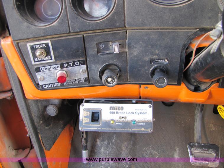 image for item 6793 1986 GMC Topkick 7000 bucket truck