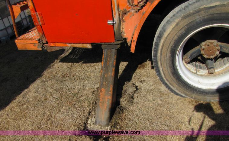 image for item 6793 1986 GMC Topkick 7000 bucket truck