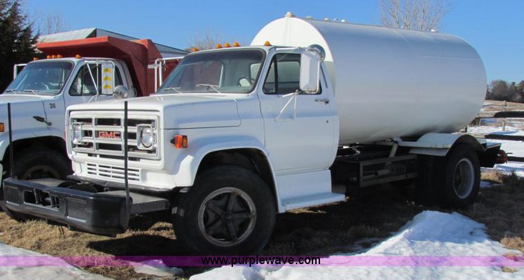 image for item 7503 1988 GMC Topkick C6000 water truck
