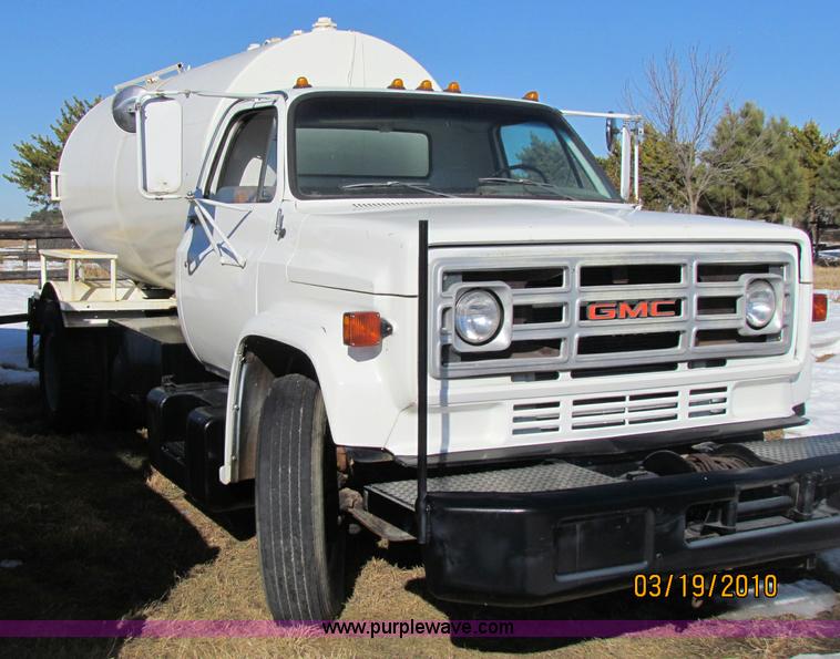 image for item 7503 1988 GMC Topkick C6000 water truck