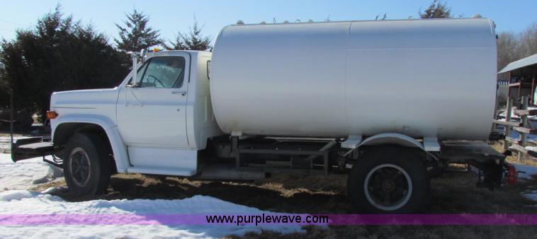image for item 7503 1988 GMC Topkick C6000 water truck