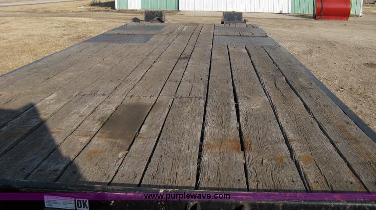 image for item 8211 2004 Trail King TK20 flatbed trailer