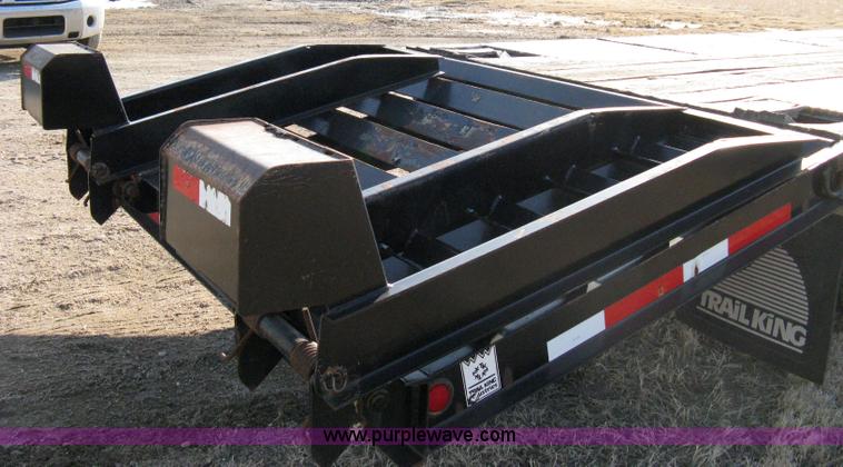 image for item 8211 2004 Trail King TK20 flatbed trailer