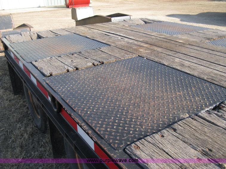 image for item 8211 2004 Trail King TK20 flatbed trailer